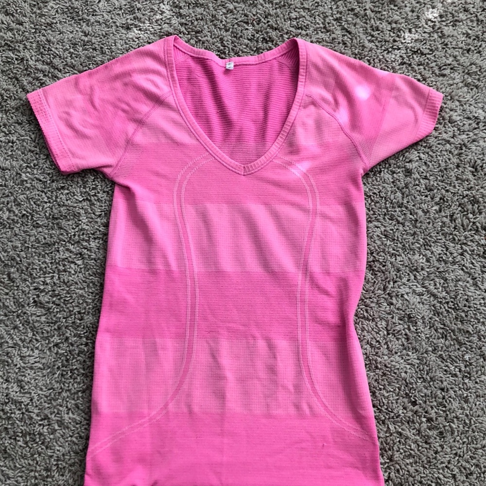 Size 4 lululemon pink swiftly tech top